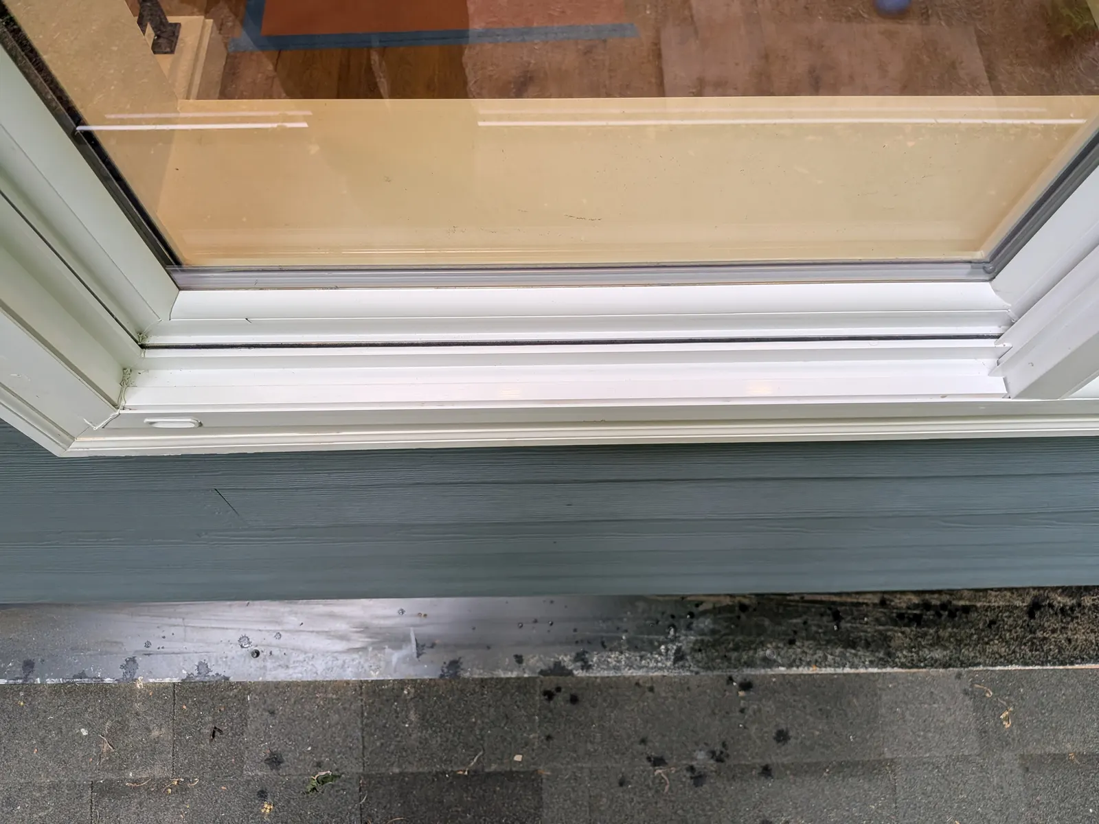 Sliding-door track detailed to spotless — our work